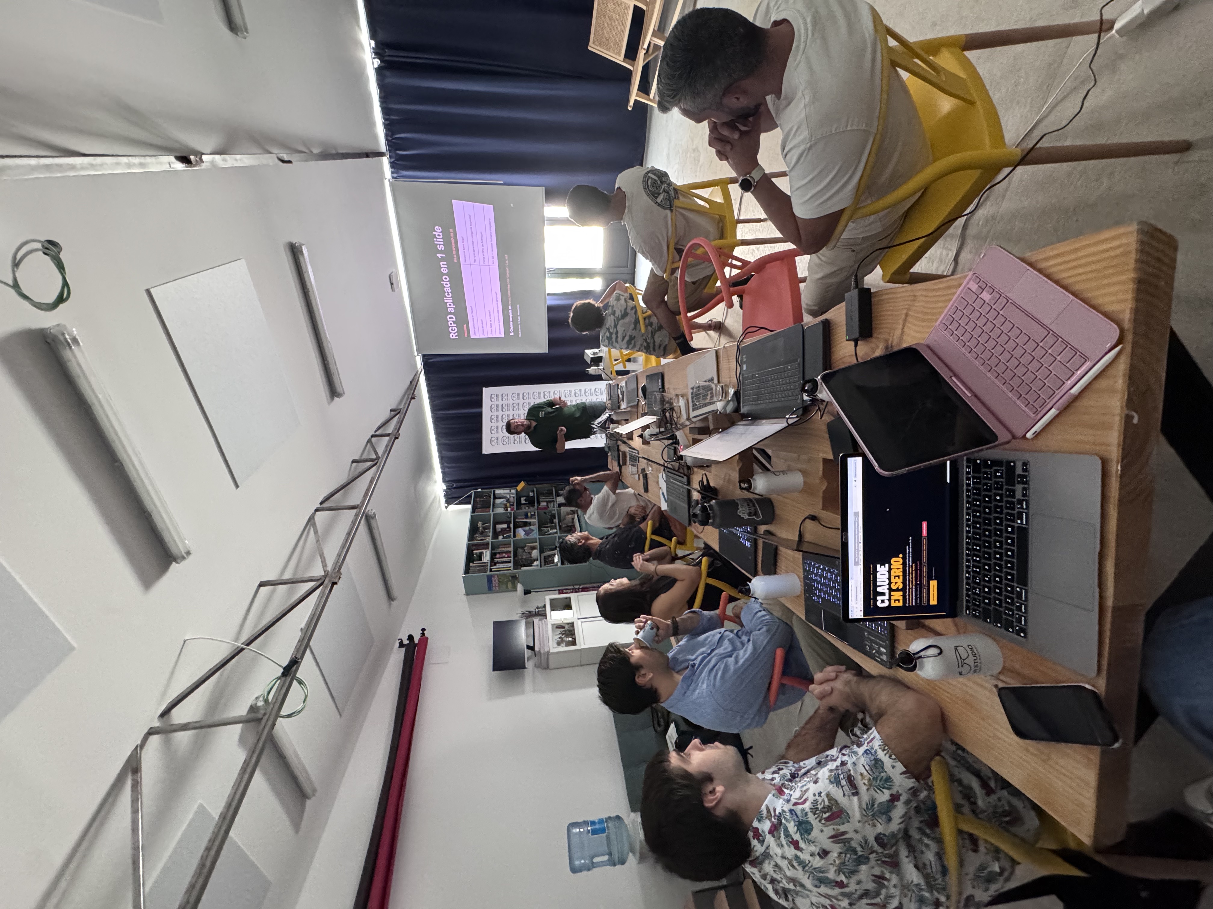 Curso de Claude en Madrid — alumnos trabajando en el bootcamp presencial Claude en Serio, VI Studio, junio 2026