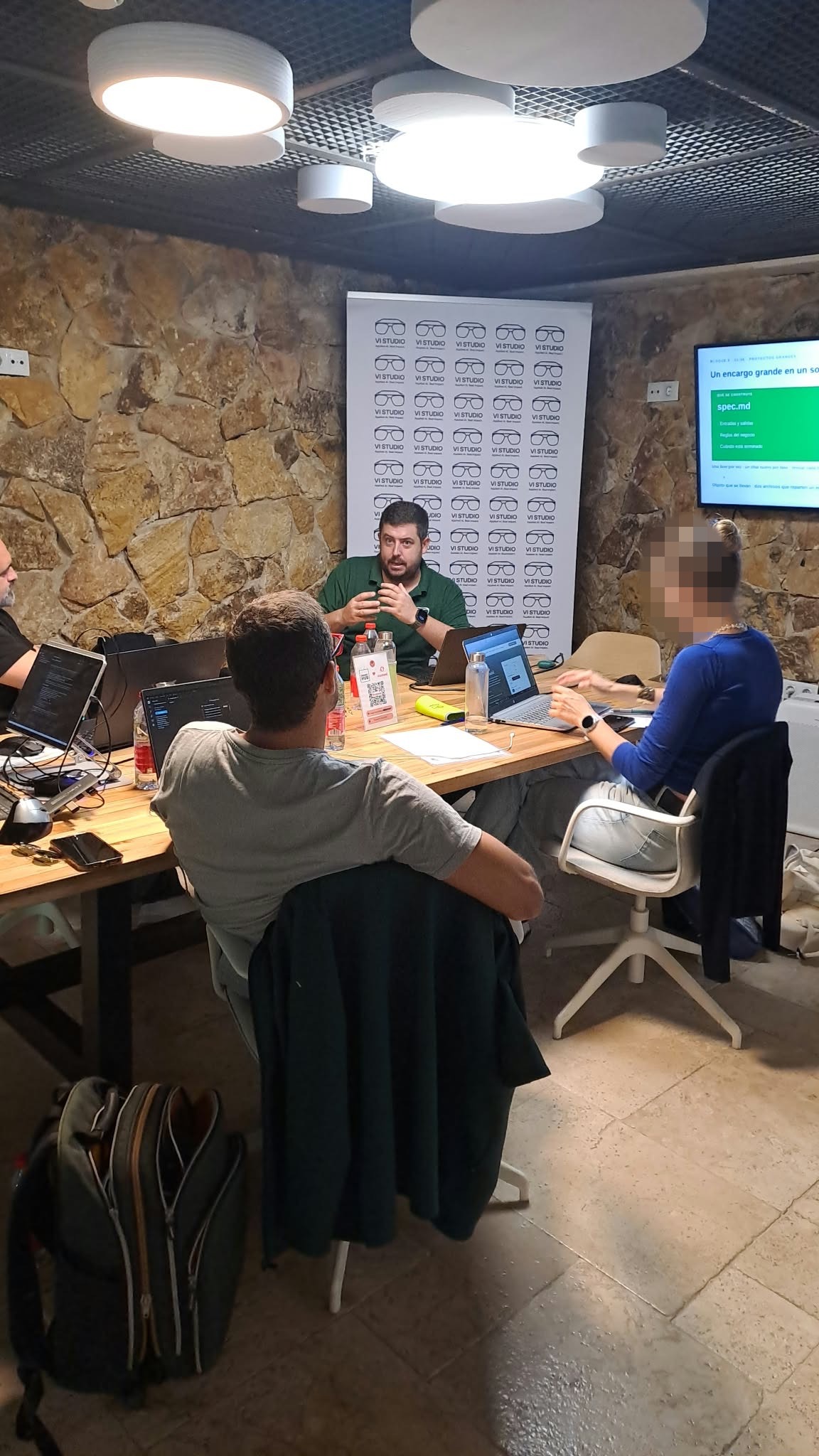 Participantes del bootcamp de Claude trabajando en sala — Málaga, octubre 2026